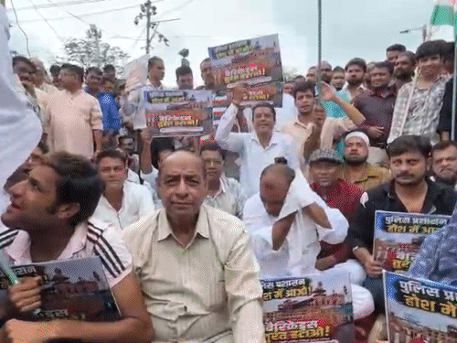 
                 बैरिकेड्स हटाने भोपाल में धरने पर बैठे व्यापारी:चौक, लखेरापुरा बाजार की दुकानें नहीं खुली; मोती मस्जिद के सामने रास्ता बंद करने का विरोध 
            