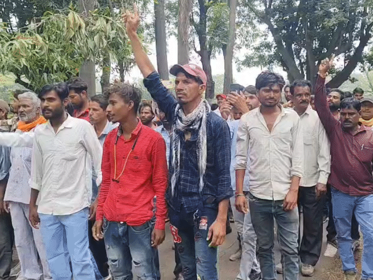 
                 भोपाल में मछुआरों ने मत्स्य महासंघ कार्यालय को घेरा:लंबित भुगतान को लेकर प्रदर्शन; बड़े आंदोलन की चेतावनी 
            