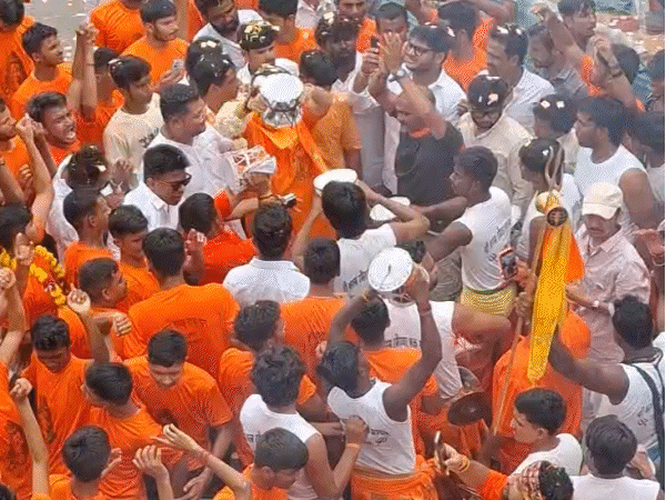 
                 हर-हर महादेव के जयघोष से गूंजा इंदौर:कावड़ यात्रा में बड़ी संख्या में शामिल हुए लोग, डेढ़ वर्षीय बालक से लेकर बुजुर्गों तक दिखी आस्था 
            