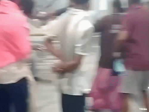 PMCH में लिफ्ट में पहले घुसने को लेकर जमकर मारपीट,VIDEO:आपस में भिड़े मरीजों के परिजन, लात-घूंसे और बेल्ट से पिटाई; 2 अज्ञात पर FIR