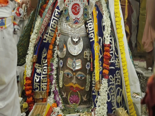 
                 महाकाल की भस्म आरती में हुआ दिव्य श्रृंगार:पंचामृत अभिषेक के बाद चढ़ी भस्म; श्रद्धालुओं ने लिया भगवान महाकाल का आशीर्वाद 
            