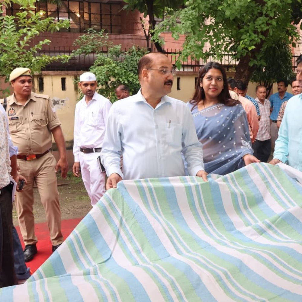 बुनकर सेवा केंद्र मेरठ ने मनाया 12वां राष्ट्रीय हथकरघा दिवस:ललितपुर की साड़ियों, आगरा की दरी और बागपत की बेडशीट की रही चर्चा
