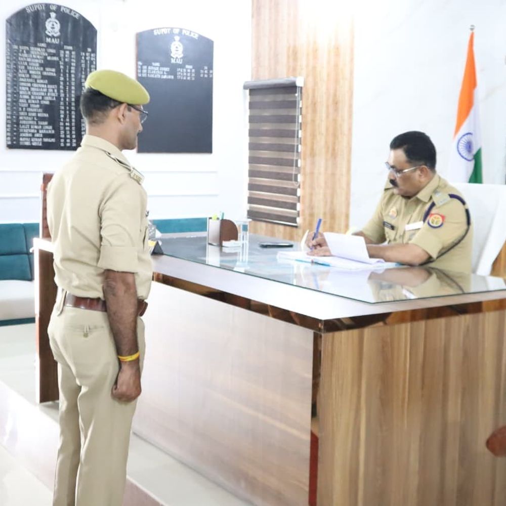 एसपी मऊ ने पुलिस लाइन कार्यालयों का निरीक्षण किया:रजिस्टरों व अभिलेखों के नियमित अद्यतन के दिए निर्देश