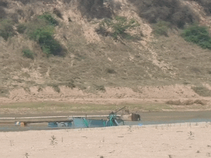 
                 सिंध नदी में अवैध रेत खनन पर एनजीटी का आदेश:संयुक्त समिति बनाकर 6 हफ्तों में देनी होगी रिपोर्ट, कांग्रेस नेता की याचिका पर हुई सुनवाई 
            