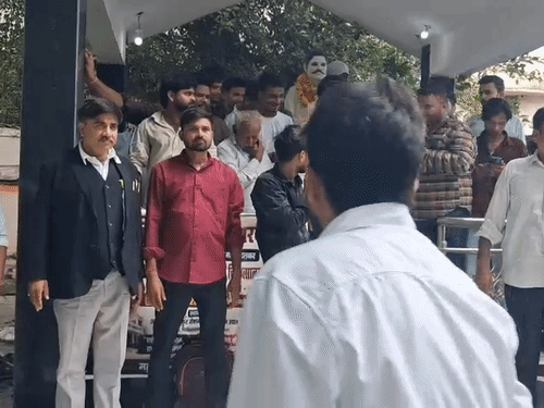 SRN हॉस्पिटल का नाम बदलने के लिए धरना:ठाकुर रोशन सिंह रखने की मांग, कल मलाका जेल पहुंचेंगे प्रपौत्र शरद सिंह