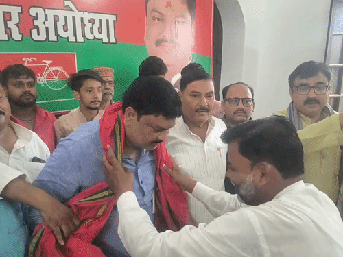 अयोध्या में सपा का शक्ति प्रदर्शन:प्रत्याशी घोषित होने के बाद पहली बार पहुंचे पवन पांडे, बोले- 2027 में जिले की पांचों सीटें जीतेंगे