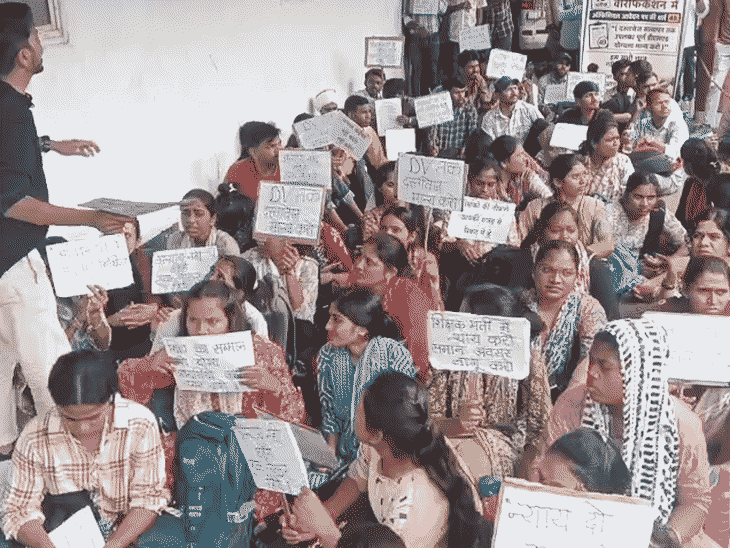
                 प्राथमिक शिक्षक भर्ती परीक्षा की कटऑफ डेट पर विवाद:मेरिट में पहला स्थान पाने वाली वर्षा भी अपात्र, हजारों उम्मीदवारों ने लोक शिक्षण संचालनालय घेरा 
            