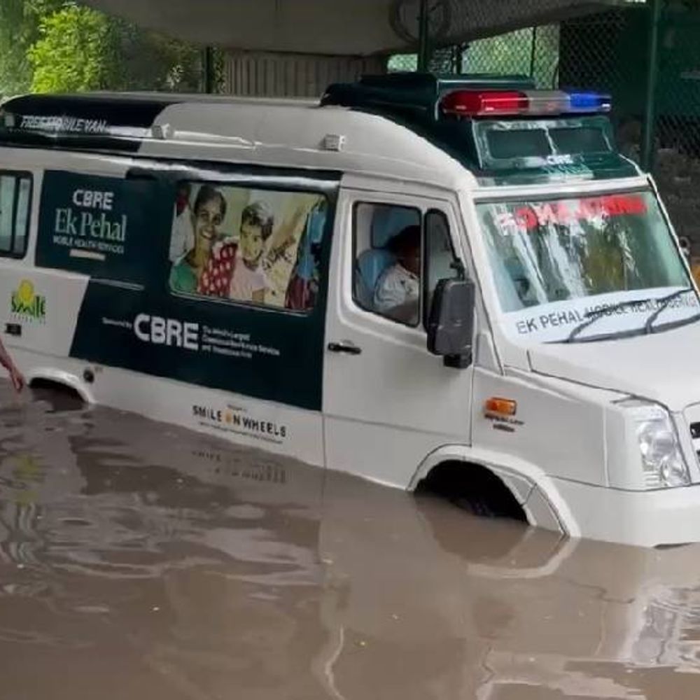 नोएडा में बारिश से अंडरपास में फंसी एंबुलेंस:3 से 4 फीट भरा था पानी,अंदर नहीं था मरीज, लोगों ने धक्का देकर निकाला