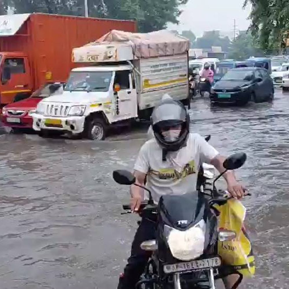 नोएडा में बारिश:रुक-रुक कर हवा बह रही, आसमान में बादल,12 अगस्त तक अलर्ट