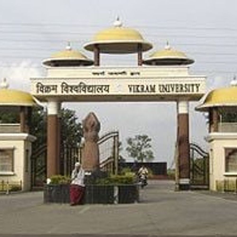 
                 सम्राट विक्रमादित्य यूनिवर्सिटी उज्जैन के MBA रिजल्ट में गड़बड़ी:1600 में से 1604 अंक दे दिए; छात्रा को खुद सुधरवाना पड़ा परीक्षा परिणाम 
            