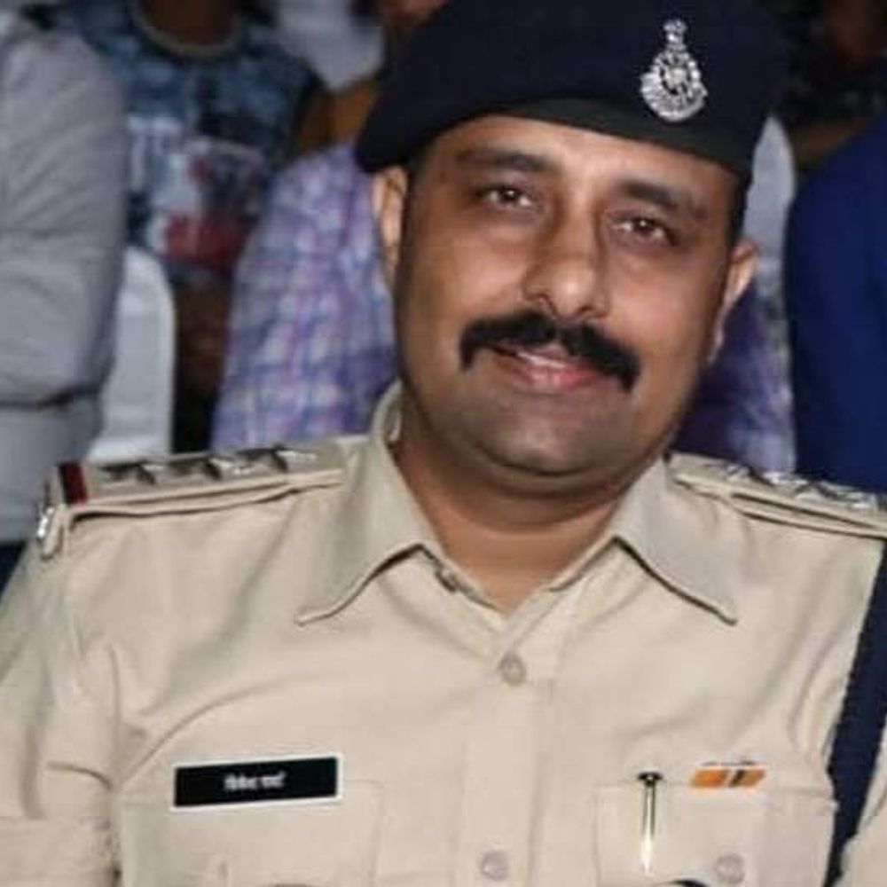 
                 इंदौर के TI दिनेश वर्मा को डिमोट कर SI बनाया:700 केस में एक जैसे पॉकेट गवाह बनाने का आरोप,जमीन विवाद में डीआईजी तक पहुंची थी शिकायत 
            
