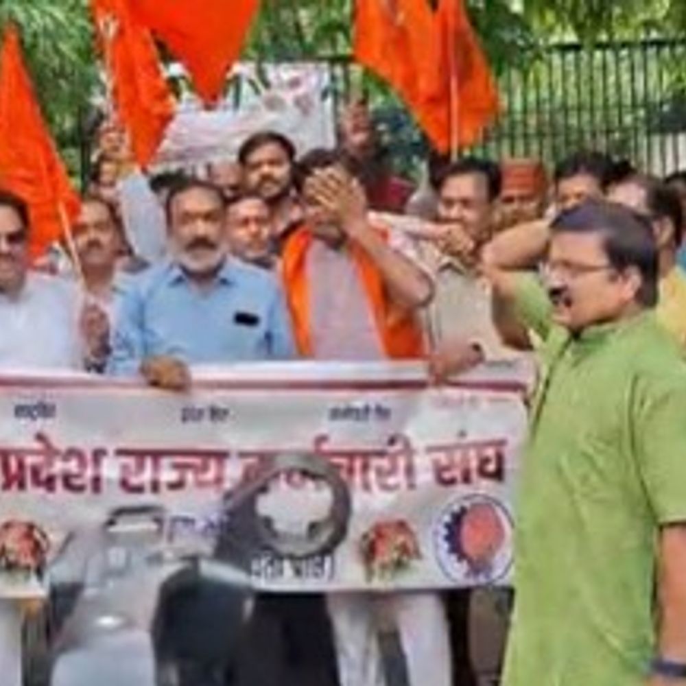 
                 कर्मचारियों ने लगाए जीएडी अफसरों के मुर्दाबाद के नारे:चतुर्थ श्रेणी कर्मचारियों को 2010 के नियमों के आधार पर पदोन्नति देने किया प्रदर्शन, आदेश की कॉपी जलाई 
            