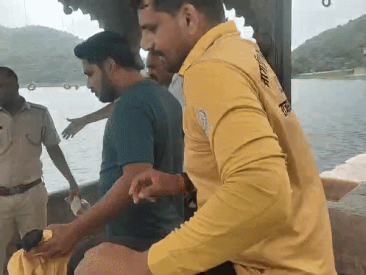 फतहसागर झील में मिला बुजुर्ग का तैरता हुआ शव:जेब में मिले आधार कार्ड से हुई पहचान,सिविल डिफेंस की टीम ने निकाला बाहर
