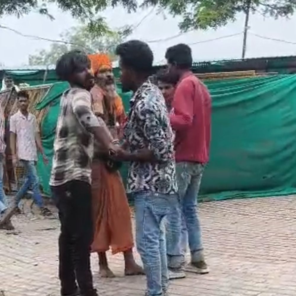 
                 काल भैरव मंदिर के बाहर पानी बेचने को लेकर विवाद:रोज 100 रुपए की मांग का आरोप, पाइप-डंडे से पीटा; पुलिस ने दोनों पक्षों पर दर्ज किया प्रकरण 
            