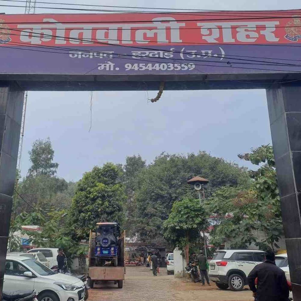 हरदोई में वृद्धा से 12 लाख की ठगी:बेटी-दामाद पर बंधक बनाकर जमीन लिखवाने का आरोप, 350 दिन बाद 5 पर मुकदमा दर्ज