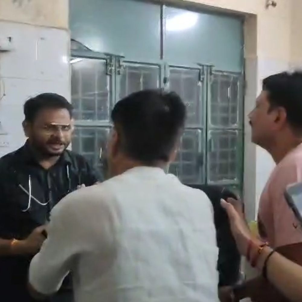 ढाई लाख रुपए मांगने पर युवक से मारपीट:जालौन भाजपा जिला मीडिया प्रभारी समेत 9 पर केस, हाकी-गुम्मों से हमला