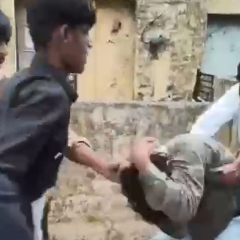 श्योपुर में पुराने अस्पताल के पास युवक से मारपीट, VIDEO:आपसी विवाद में उलझे लोग, पुलिस ने की जांच शुरू