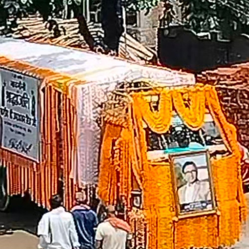 उमाशंकर सिंह को मुखाग्नि बाद भावुक हुए मंत्री दिनेश सिंह:बोले-‘आज उमाशंकर सचमुच देवता हो गए’; 100 किमी यात्रा में लाखों लोग उमड़े