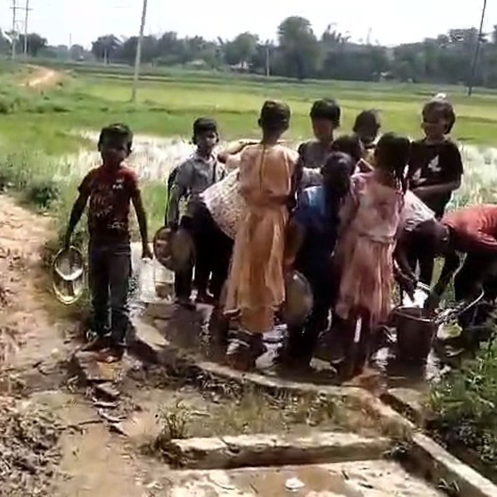 जर्जर भवन में पढ़ रहे थे बच्चे, चूल्हे पर मिड-डे:कलेक्टर ने लगाई फटकार, 1 किमी पैदल चलकर पहुंचे स्कूल