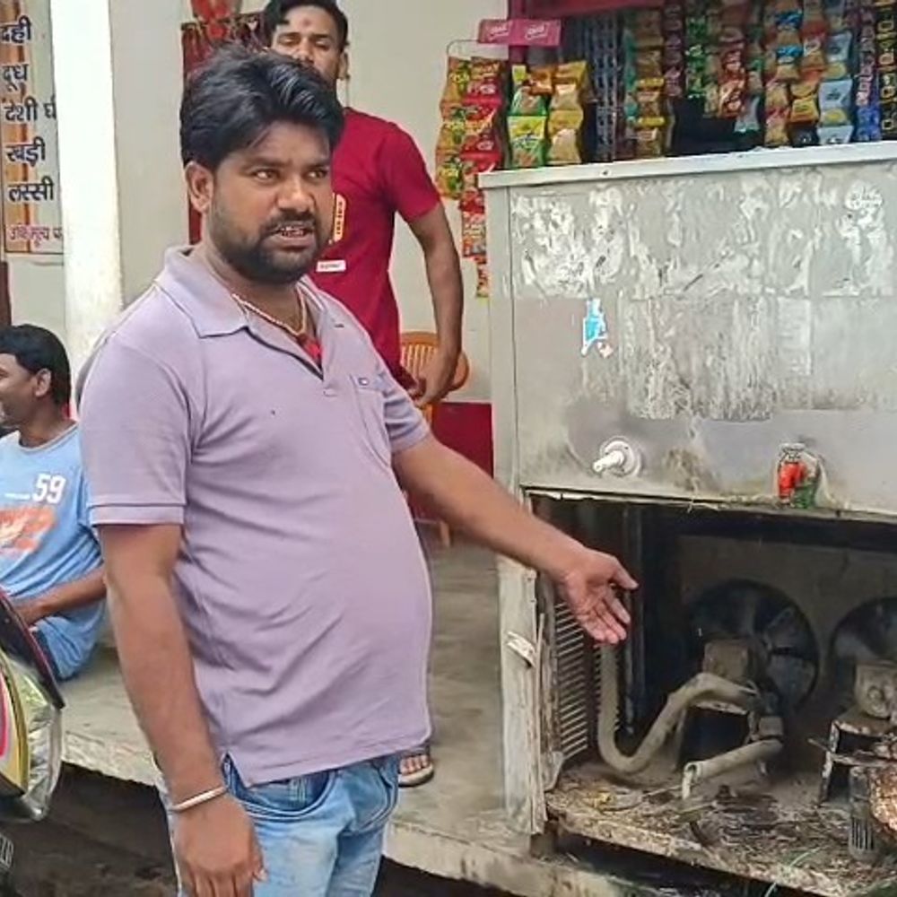 कन्नौज में वॉटर कूलर का कंप्रेसर चोरी, VIDEO:रात में सन्नाटा देखकर युवक ने खोला, CCTV में कैद हुई पूरी वारदात