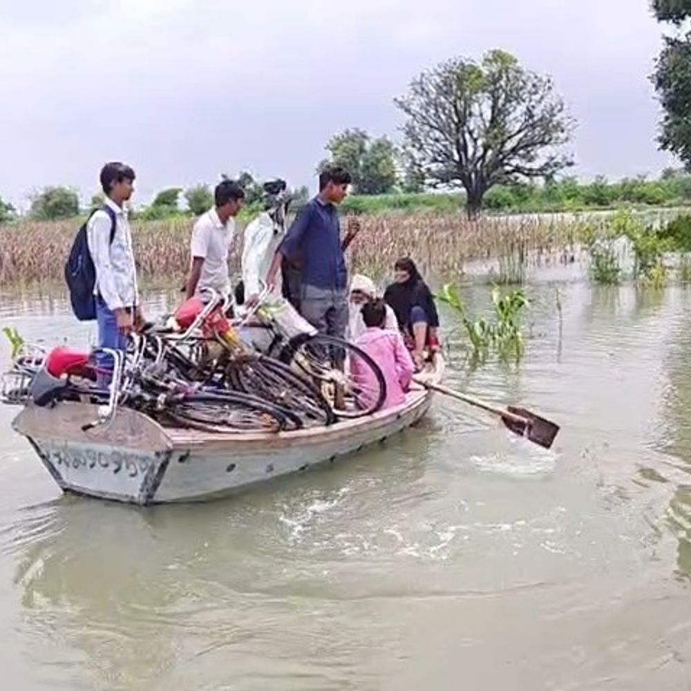 फर्रुखाबाद में 4 दिनों में 12 घर बाढ़ में बहे:गंगा नदी का कटान हो रहा तेज, 13 और मकानों पर मंडरा रहा खतरा