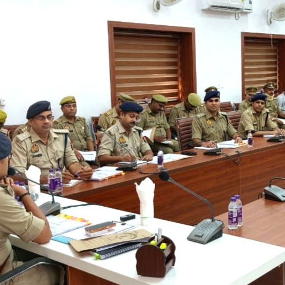 देवरिया में अपराध बढ़े तो थानेदारों को लगी फटकार:एसपी बोले- गंभीर मामलों का जल्द करें खुलासा, लापरवाही पर होगी कार्रवाई