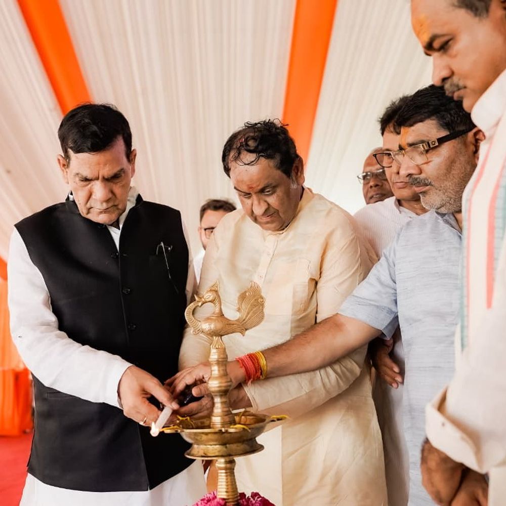 मऊ में 5 मेगावाट के सोलर पार्क का उद्घाटन:मंत्री एके शर्मा बोले- किसी के बहकावे में न आएं, इस पार्क से 5000 घरों को मिलेगी बिजली