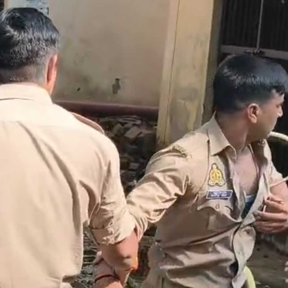 संभल कोर्ट में GRP-बंदीगृह सिपाहियों में मारपीट, VIDEO:मोबाइल चोर को बैरक में रखने को लेकर विवाद, 25 मिनट तक चलता रहा झगड़ा