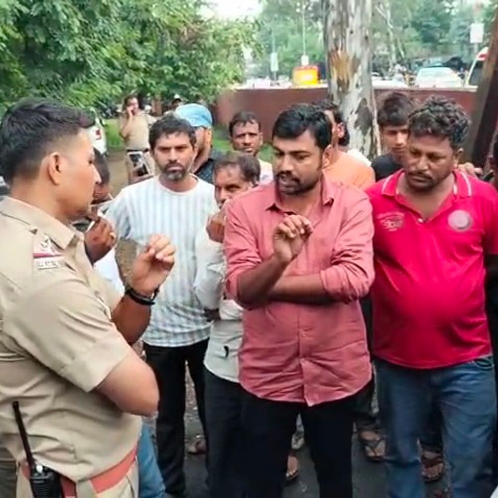 
                 युवक की मौत, परिजन शव लेकर एसपी कार्यालय पहुंचे:ससुराल पक्ष पर अपहरण-मारपीट का आरोप, नीमच में गिरफ्तारी की मांग की 
            