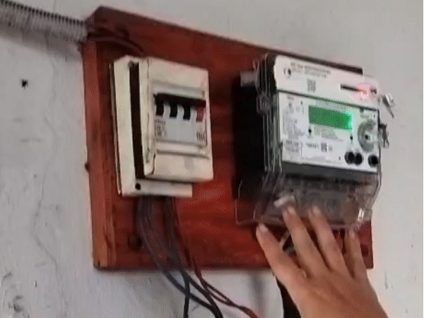 
                 बस एक बार मेरी बेटियों से मिलवा दीजिए:4 साल से बच्चों से दूर मां लगा रही इंदौर प्रशासन से गुहार, आरोप- कार्ट का फैसा भी नहीं माना 
            