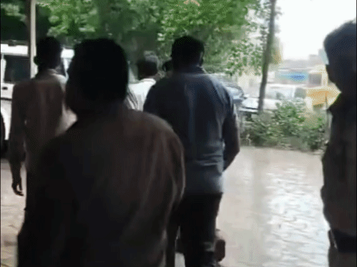 भाई के साथ मिलकर गर्दन पर फरसे से हमला किया:रायसेन में पत्नी से अफेयर के शक में युवक को मार डाला; दोनों भाई गिरफ्तार