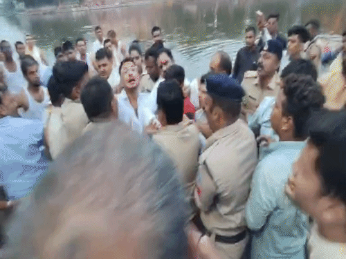 
                 शिप्रा आरती से हटाने का विरोध...जल सत्याग्रह करेगी पंडा समिति:उज्जैन में पहली बार शिप्रा आरती पर विवाद, 3 दिन से आमने-सामने पंडे-पुजारी और प्रशासन 
            
