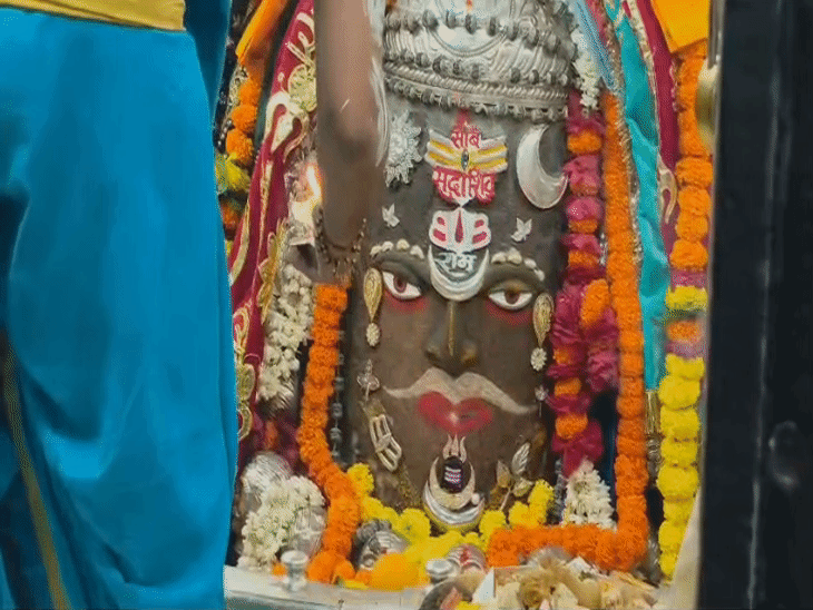
                 महाकाल मंदिर में शनिवार को भस्म आरती:जयकारों से गूंजा गर्भगृह, भस्म से हुआ बाबा महाकाल का श्रृंगार; फल और मिष्ठान का लगाया भोग 
            