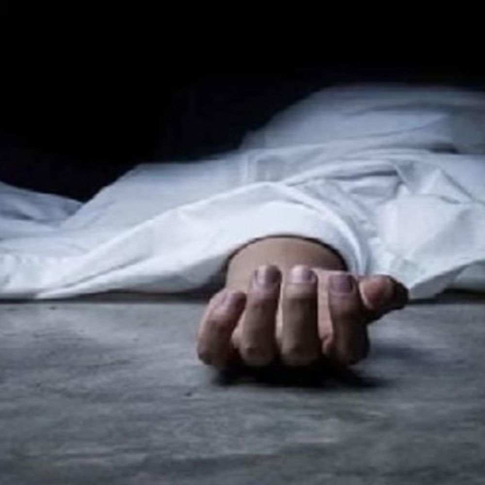 
                 स्कूल के लिए निकली छात्रा, सरकारी क्वार्टर में मिला शव:परिजन का दावा- अज्ञात नंबर से पैसों की मांग हुई थी; हाथ-पैर पर मिले चोट के निशान 
            