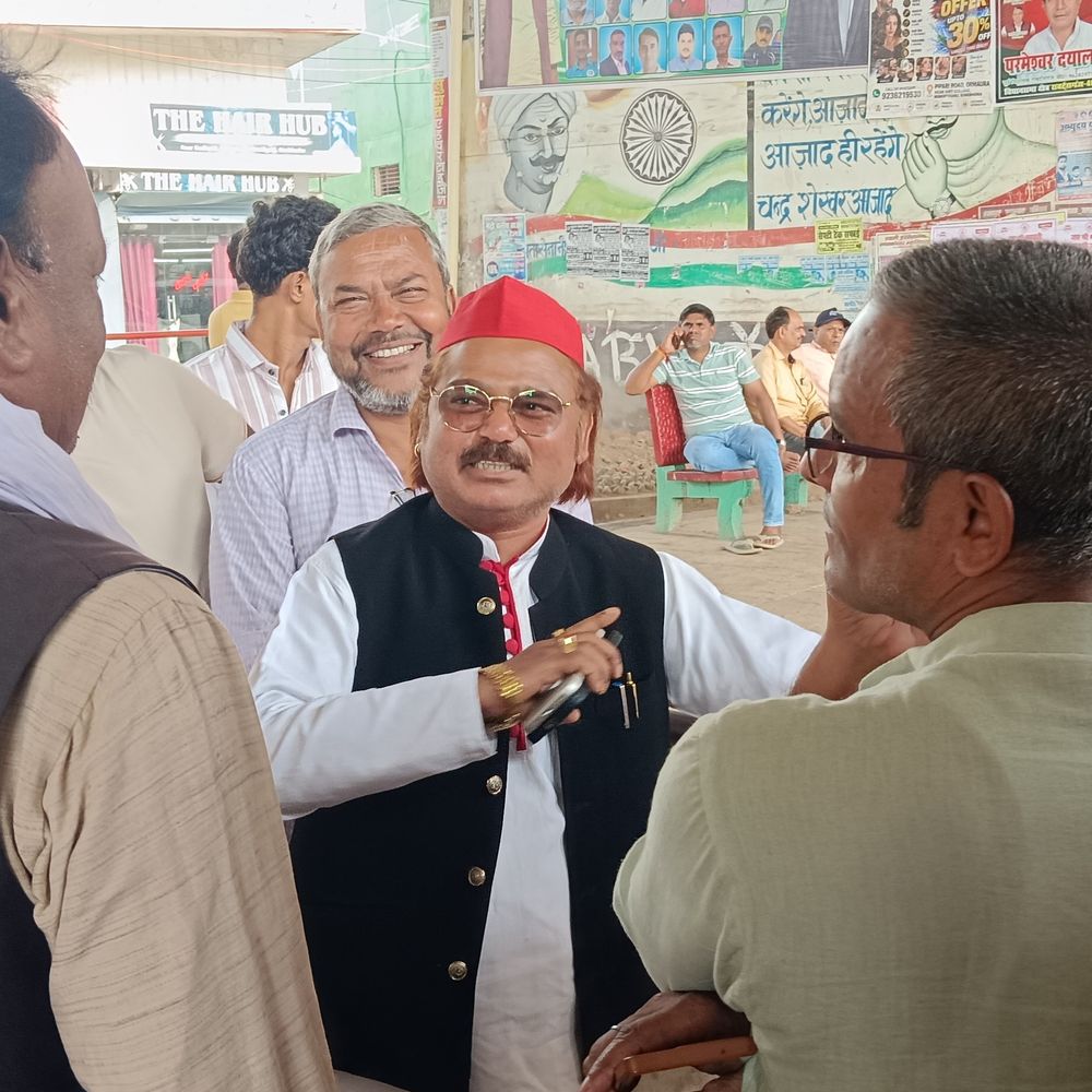 सोनभद्र में सपा सांसद ने सुनीं जनसमस्याएं:कार्यकर्ताओं से चर्चा, फ्लाईओवर के टूटे पाइप जल्द ठीक कराने का भरोसा