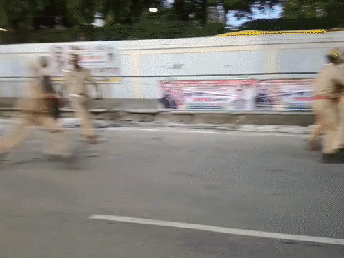 राहुल गांधी की सुरक्षा में चूक:प्रयागराज में काफिले के सामने पहुंचे लोग, काले-भगवा झंडे लहराए