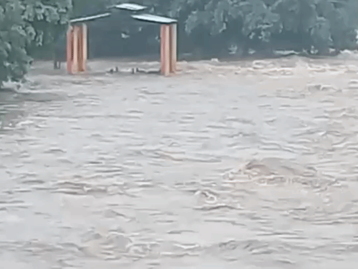 शिवपुरी में तेज बारिश से महुअर नदी उफनी:स्कूल-घरों तक पहुंचा पानी; अब भी वर्षा पिछले साल से 729.72 मिमी कम