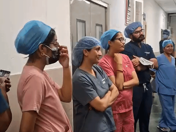 
                 अब बच्चेदानी की सर्जरी में बड़े चीरे की जरूरत नहीं:2-3 छोटे छेद से ऑपरेशन; इंदौर के एमटीएच में गाइनेकोलॉजिकल एंडोस्कोपी वर्कशॉप 
            