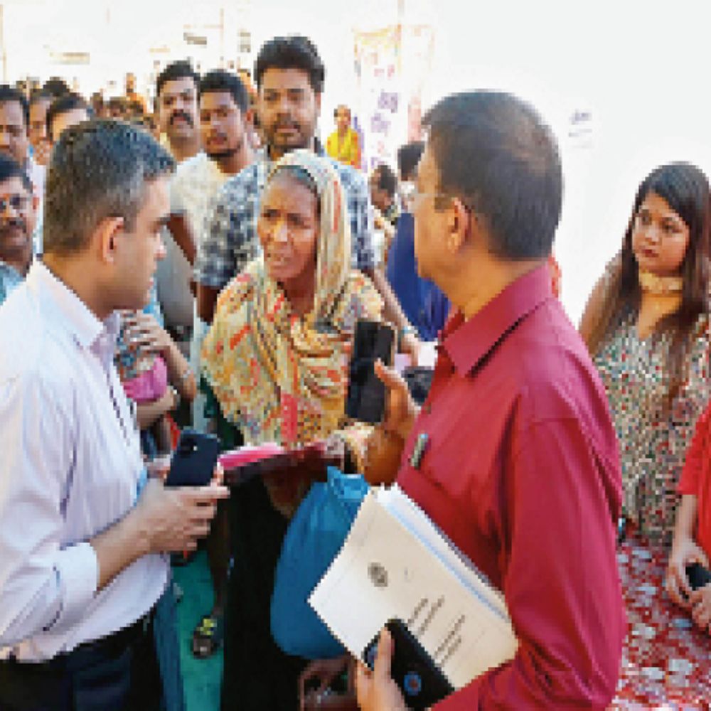 
                 माइक पर महिला बोली:साहब... कॉलोनियों में शराब, गांजा और सुलोचन बिक रहा; पुलिस आती है, पैसा लेकर चली जाती है 
            