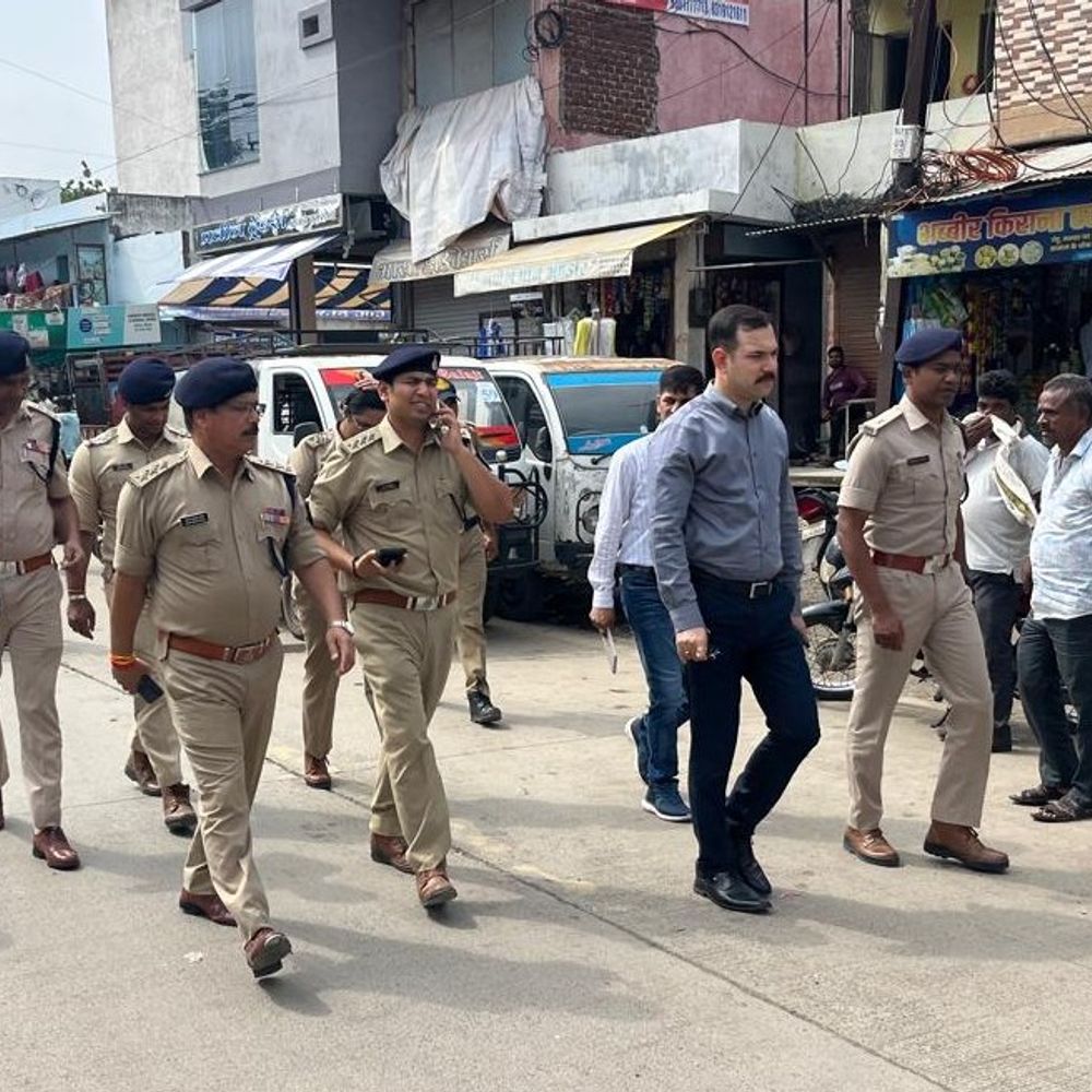 
                 रतलाम में विश्व आदिवासी दिवस पर कल निकलेगी रैली:शराब दुकानें बंद रखने की मांग; हुड़दंगियों पर रहेगी नजर, एसपी ने देखा रुट 
            