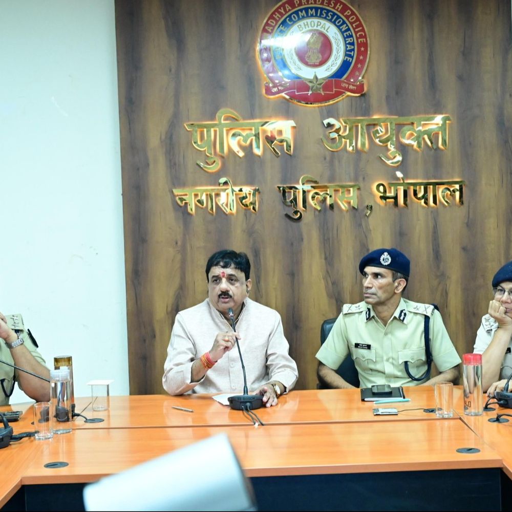 
                 मोती मस्जिद के सामने बैरिकेडिंग को लेकर मीटिंग:सांसद ने व्यापारियों के साथ पुलिस कमिश्नर से चर्चा की; कहा- कोई गलत चले तो कार्रवाई करें 
            