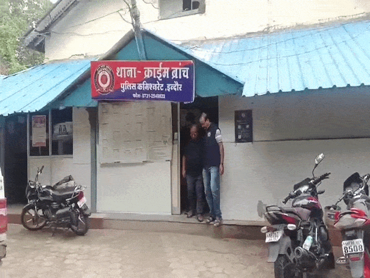 
                 डीलरशिप दिलाने के नाम पर 1 करोड़ की ठगी:इंदौर क्राइम ब्रांच ने आरोपी को किया गिरफ्तार; रकम मांगने पर जान से मारने की दी धमकी 
            