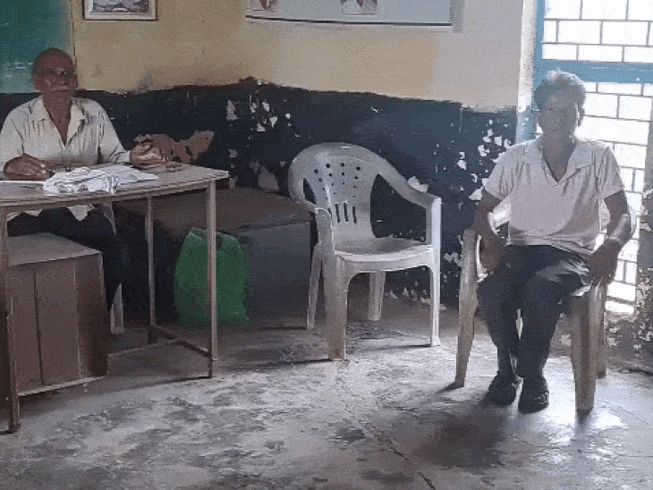 सागर में दो छात्राओं को पढ़ा रहे 2 शिक्षक:गढ़ा इटैया के स्कूल में हर महीने एक लाख रुपए वेतन खर्च; भवन भी जर्जर