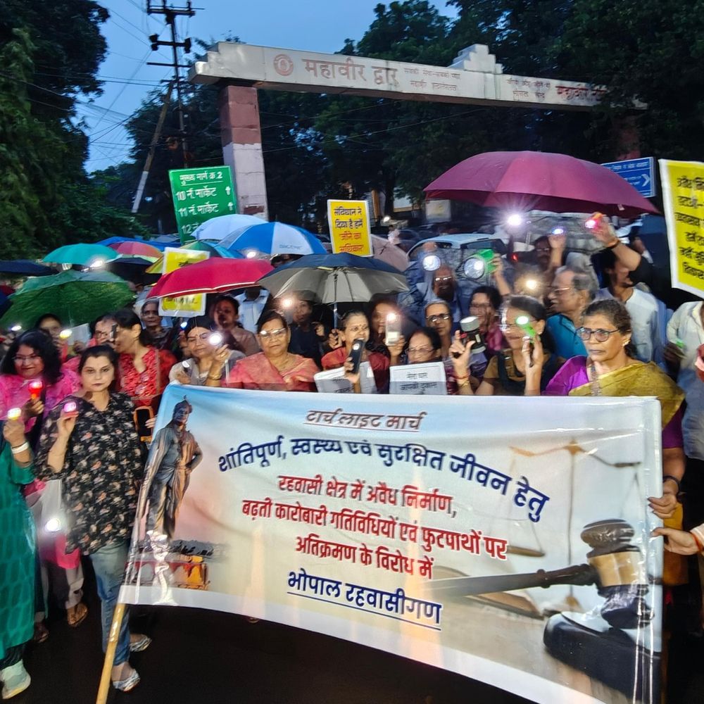 
                 भोपाल में टॉर्च की रोशनी में रहवासियों का प्रदर्शन:बोले- अवैध निर्माण हटाओ, आवासीय क्षेत्र बचाओ 
            