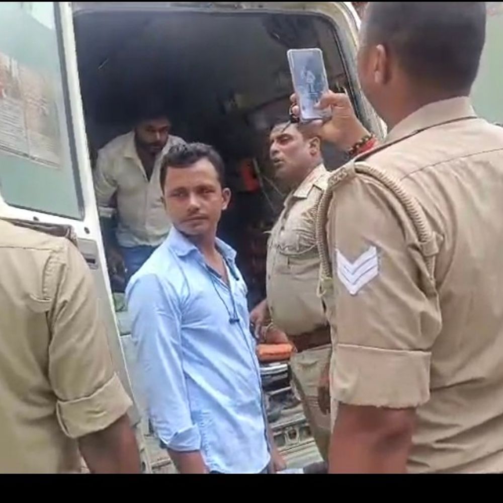 महाराजगंज में 3 बाइकों की आमने-सामने टक्कर:7 घायल, मां-बेटी की हालत गंभीर; जिला अस्पताल रेफर