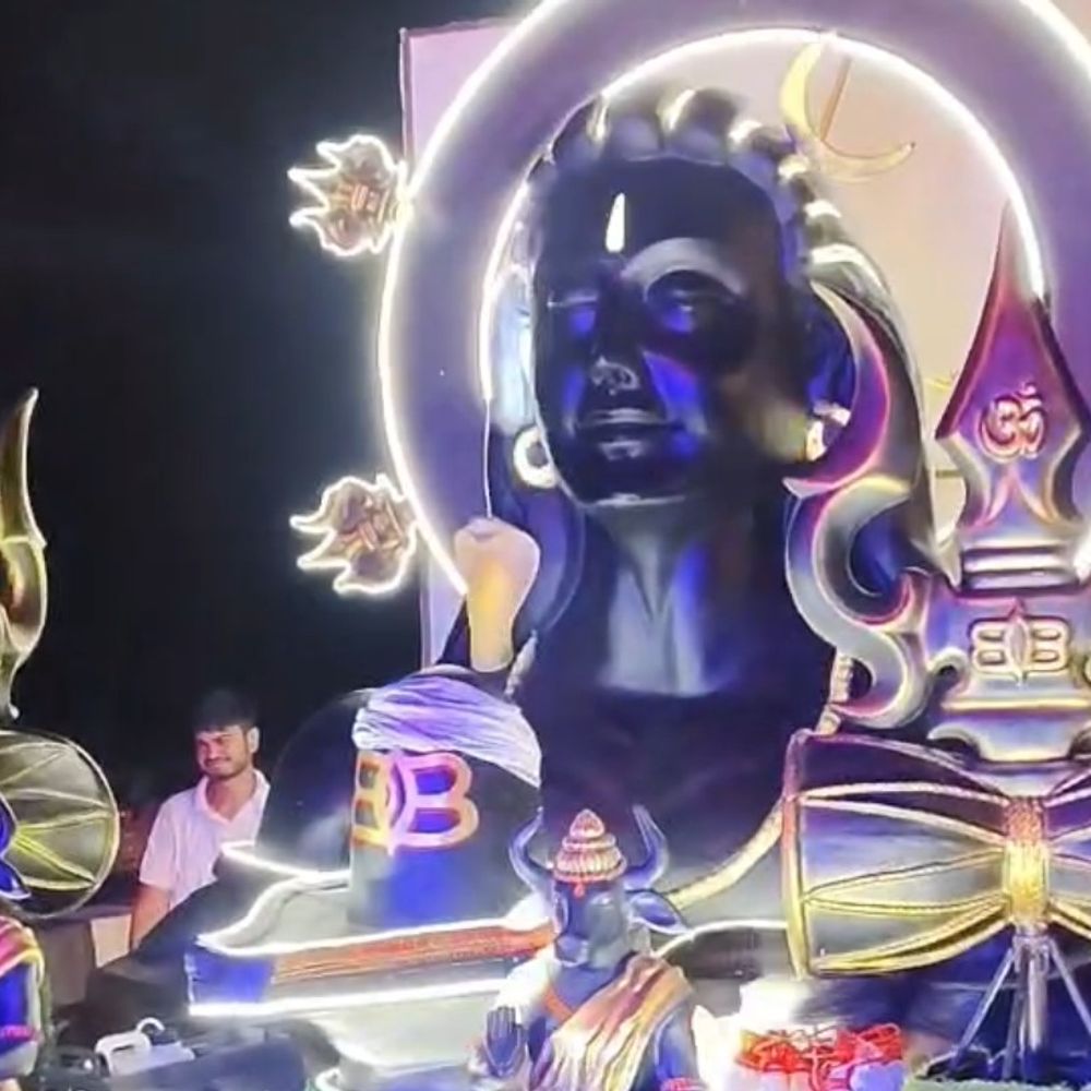 बागपत में झांकी वाली कांवड़ों ने बढ़ाया शिवभक्ति का रंग:हर-हर महादेव के जयकारों से गूंज रहे मार्ग; रात में लाइटिंग देखने उमड़ रही भीड़