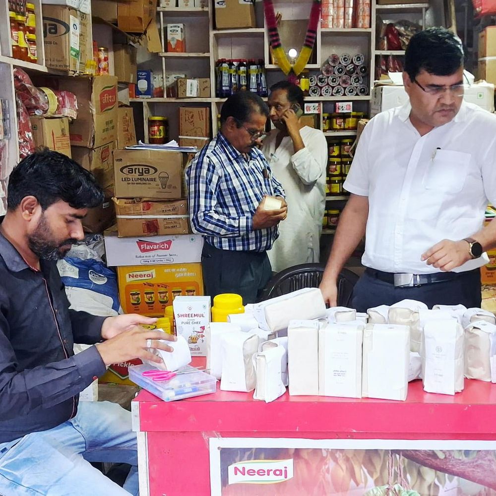 
                 नीमच में 2.32 लाख रुपए का घी जब्त:अग्रवाल संस से 8 सैंपल भोपाल लैब भेजे गए, रिपोर्ट आने तक बिक्री पर रोक 
            