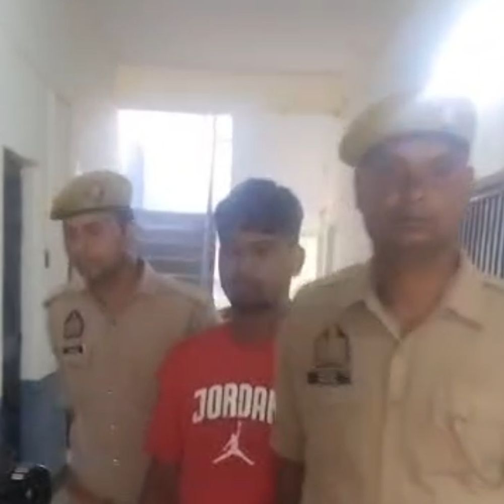 महिला से झुमका लूटने वाले दो लुटेरे गिरफ्तार:एटा में काली नदी पुल के पास हुई घटना का खुलासा, अवैध हथियार और नकदी बरामद