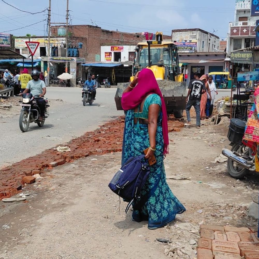 चंदौली में दैनिक भास्कर की खबर का असर:सकलडीहा में PWD ने भरा सड़क का जानलेवा गड्ढा, हजारों राहगीरों को राहत