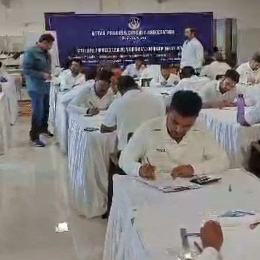 ग्रीन पार्क में अंपायर-स्कोरर की लिखित परीक्षा:3 दिन सीखे नियमों को ढाई घंटे में पन्नों पर उतारा, 80% अंक लाने वाले ही देंगे प्रैक्टिकल टेस्ट